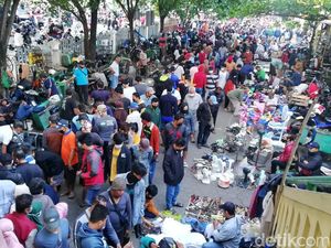 Pengunjung Pasar Klithikan Notoharjo Solo Membeludak!