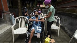 Sejumlah penyandang disabilitas di Bali menjalani vaksinasi COVID-19. Kegiatan itu digelar sebagai upaya percepatan Bali bebas COVID-19.