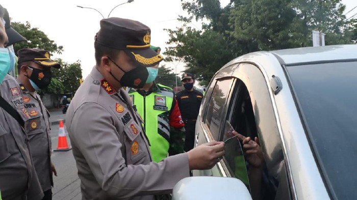Penyekatan terkait larangan mudik 2021 di Gresik terus diperketat. Travel yang membawa belasan pelajar dari Rembang tujuan Surabaya diputar balik di Gresik.