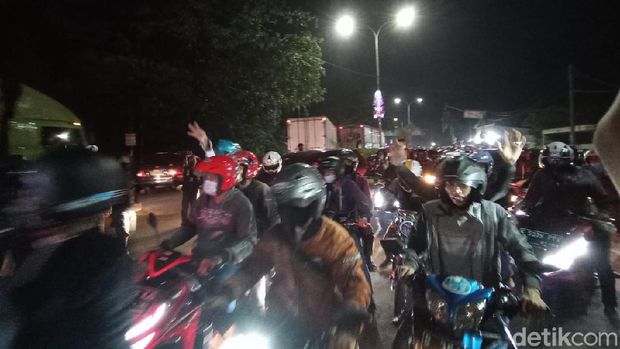 Penyekatan di Karawang-Bekasi dijebol pemudik (Wilda/detikcom)