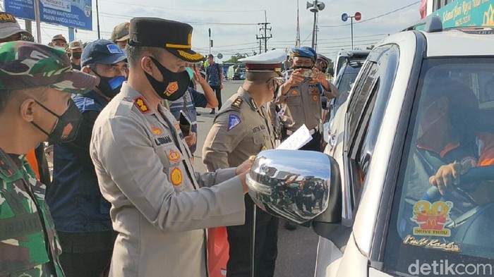 Sembilan pekerja bangunan ini bisa pulang ke Kediri, setelah polisi percaya kalau mereka bukan pemudik. Namun mereka tetap rapid antigen.