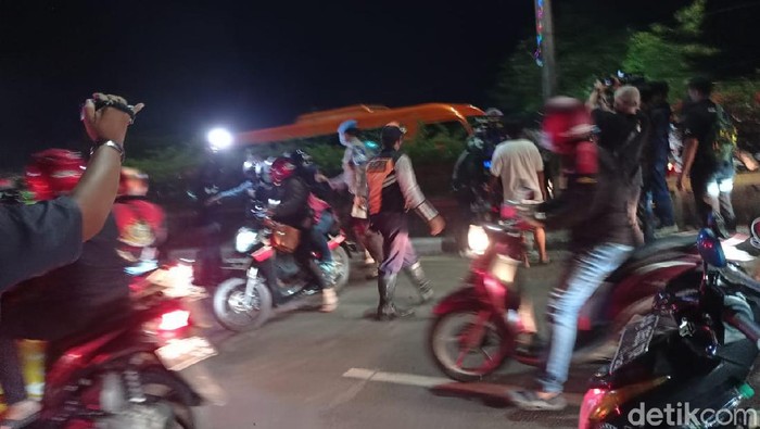 Penyekatan Karawang-Bekasi dibuka polisi, pemudik bersorak sorai (Wilda/detikcom
