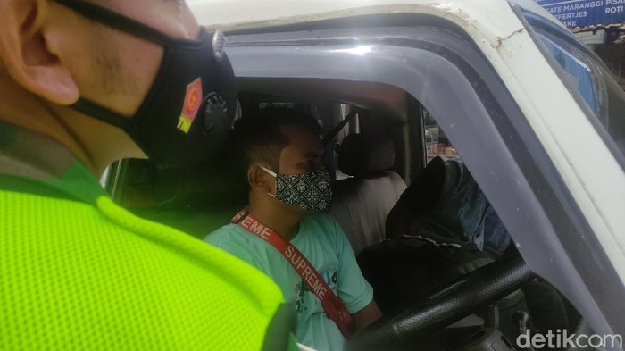 Penyekatan kendaraan di Pos Segar Alam Puncak Cianjur.