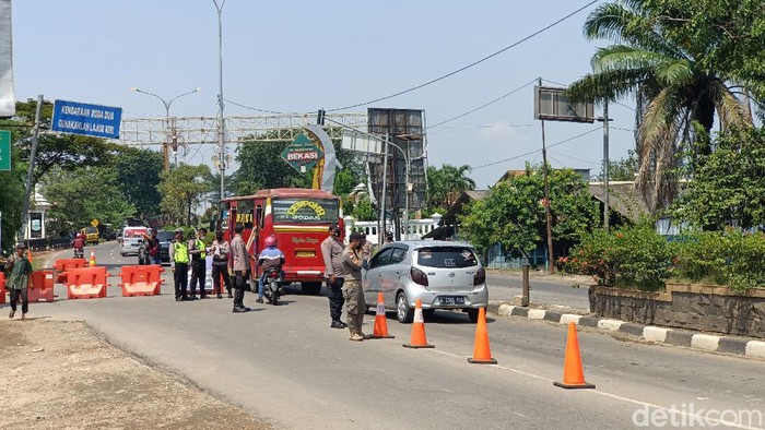 Penyekatan pemudik di perbatasan Karawang-Bekasi