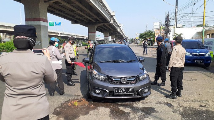 Penyekatan pemudik di Sumber Arta Bekasi (Foto: Afzal/detikcom)