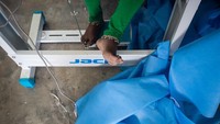 Meningkatnya permintaan APD membuat para buruh wanita di pabrik pembuatan alat pelindung diri itu kerja lembur untuk memenuhi permintaan konsumen.