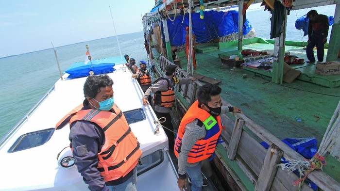 Potret Penyekatan Jalur Laut di Indramayu Penyekatan mudik dilakukan di sejumlah titik, tak kecuali di jalur laut. Hal itu dilakukan untuk cegah warga nekat mudik di tengah pemberlakuan larangan mudik.