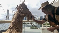 Layaknya Wilson di film Cast Away yang dibintangi Tom Hanks, Russell pun jadi sahabat setia Marriott saat menjalani karantina. Marriott bahkan mengajak Russell ngobrol, sarapan, hingga jalan-jalan.
