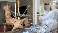 Tak heran jika Marriott sangat kreatif. Keberadaan Russell ternyata cukup mengobati kebosanan Marriott dalam menjalani karantina. Kehadiran Russell bahkan membuat staff hotel yang membersihkan kamar Marriott tertawa. (AP)