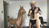 Bosan Karantina, Pria Ini Malah Jadi Koboi dan Bikin Kuda Kertas di Hotel