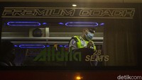 Pantauan Detikcom pada Sabtu (8/5/2021) malam, terdapat puluhan kendaraan bus mengangkut penumpang diputar balik petugas.