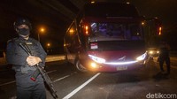 Pos penyekatan mudik di gerbang Tol Cikarang Barat ini pun dijaga ketat oleh petugas.