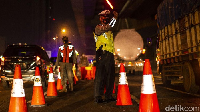 Penyekatan mudik dilakukan di sejumlah titik di tengah pemberlakuan larangan mudik Lebaran. Ribuan kendaraan pun telah diputar balik di Tol Cikarang Barat.