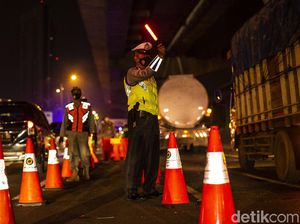 Dini Hari Ada Penyekatan PPKM Darurat di Tol Japek, Lalin Tersendat