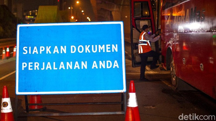 Ribuan Kendaraan Putar Balik di Tol Cikarang Barat Jelang Lebaran Penyekatan mudik dilakukan di sejumlah titik di tengah pemberlakuan larangan mudik Lebaran. Ribuan kendaraan pun telah diputar balik di Tol Cikarang Barat.