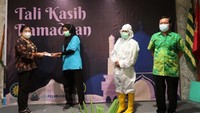 Pemberian tali kasih Ramadan dilakukan secara simbolis kepada setiap dua orang perwakilan dari ketiga rumah sakit tersebut di RS Islam Sukapura Jakarta, Sabtu (8/5/2021). Pemberian secara simbolis diserahkan secara langsung oleh Pembina BBS Vincentia Astrianti disaksikan oleh Direktur RS Islam Jakarta Sukapura Tukiya kepada setiap perwakilan penerima tali kasih Ramadhan ini.