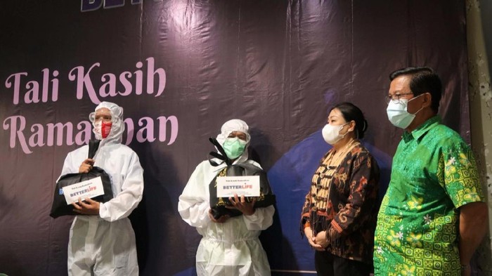 Santunan Ramadhan untuk Para Nakes Yayasan Betterlife Berkah Semesta berbagi sembako kepada pekerja di garis depan penanggulangan pandemi COVID-19. Ada ratusan pekerja yang mendapat sembako itu.