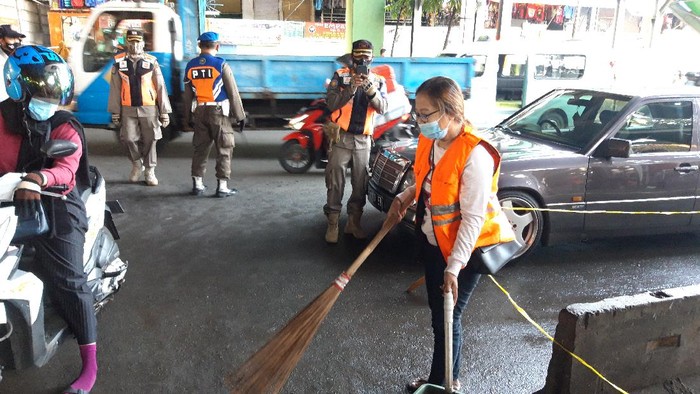 Satpol PP menindak pengunjung dan pedagang Pasar Tanah Abang yang melanggar prokes