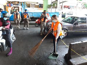 Satpol PP Tindak Pengunjung Pasar Tanah Abang yang Tak Patuhi Prokes