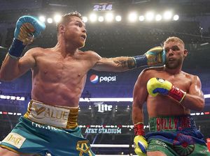 Dihajar Canelo, Saunders Babak Belur Sampai Dilarikan ke RS