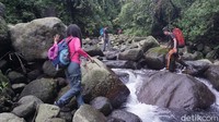Tim harus melewati medan yang terjal berbatu, memanjat dan melintasi aliran air. Dalam perjalanannya, hutan yang rapat dan air terjun menjadi pemandangan yang luar biasa.