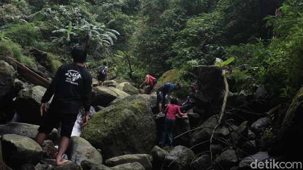Hawa muram begitu terasa ketika tim sampai di titik lokasi jatuhnya pesawat Sukhoi Superjet 100 usai menabrak tebing Gunung Salak tepat 9 tahun lalu. Sesaat tim berdoa atas tragedi dan untuk para korban. Hawa muram begitu terasa ketika tim sampai di titik lokasi jatuhnya pesawat Sukhoi Superjet 100 usai menabrak tebing Gunung Salak tepat 9 tahun lalu. Sesaat tim berdoa atas tragedi dan untuk para korban.Â