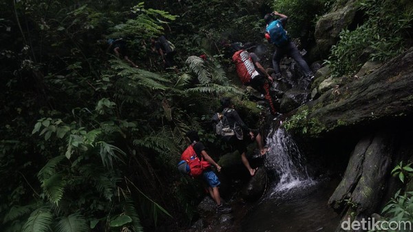 Medan pendakiannya bervariasi, banyaknya lembahan-lembahan dan karakteristik hutannya yang rapat, membuat Gunung Salak sejak lama dijadikan lokasi latihan berbagai organisasi penggiat alam bebas maupun Tentara Nasional Indonesia (TNI).