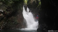 Dengan karakteristik medannya yang berbukit, lembahan, patahan dan jurang serta hutan yang rapat dan kelembaban yang tinggi, Gunung Salak telah beberapa kali menjadi lokasi jatuhnya pesawat. 