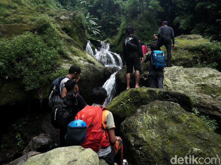 Setapak Menelusuri Gunung Salak ke Lembah Sukhoi