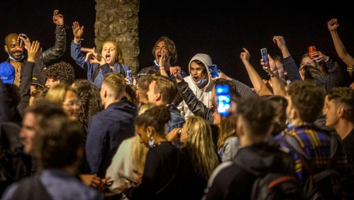 Pantai di Barcelona ramai dikunjungi warga pada Sabtu (8/5) malam. Mereka datang ke sana untuk rayakan berakhirnya penerapan aturan jam malam di Negeri Matador.