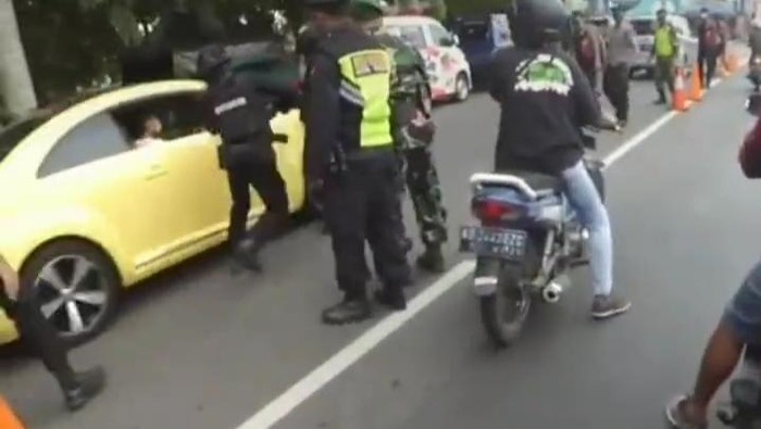 Tangkapan layar video viral mobil terobos pos penyekatan dan tabrak polisi di Prambanan, Klaten, Sabtu (8/5/2021).