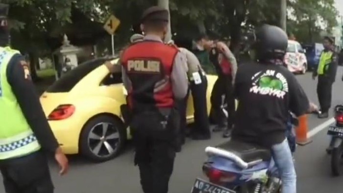 Tangkapan layar video viral mobil terobos pos penyekatan pemudik di Prambanan, Klaten, Sabtu (8/5/2021).