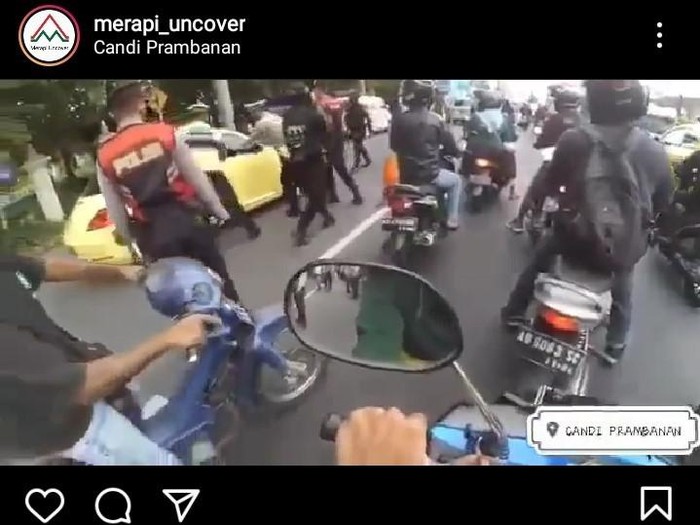 Tangkapan layar video viral mobil terobos pos penyekatan pemudik di Prambanan, Klaten, Sabtu (8/5/2021).