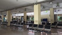 Imbas larangan mudik Lebaran tersebut, Terminal Purabaya pun sepi dari aktivitas para calon penumpang. Tempat duduk yang biasanya menjadi ruang tunggu para calon penumpang tampak sepi. 