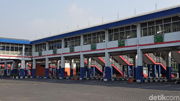 Terminal Purabaya Lengang Kala Mudik Dilarang Aktivitas di Terminal Purabaya tampak lengang. Meski masih beroperasi layani penumpang non mudik, tak tampak hiruk pikuk calon penumpang di terminal tersebut.