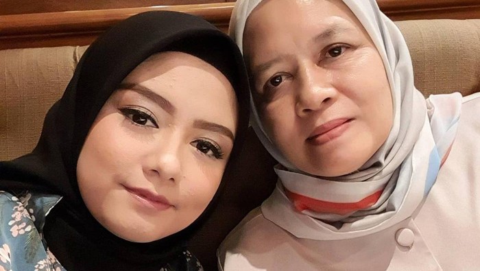 Tika Ramlan eks T2 dan ibunya