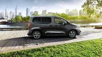 Proace City 2021 menggunakan powertrain listrik yang sama dengan Proace Verso. Motor listrik yang menggerakkan roda depan menghasilkan tenaga 136 PS (134 hp/100 kW) dan torsi 260 Nm (192 lb-ft), dengan baterai 50 kWh. Foto: Carscoops