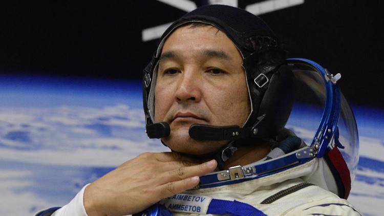 2690247 Aidyn Aimbetov jadi orang Kazakhstan ketiga dan astronaut muslim ke-10 yang ke luar angkasa.