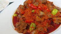 Sambal goreng ati ayam ini sangat populer sebagai pelengkap lontong opor. Rasa pedas gurihnya makin enak dipadu dengan kuah opor. Kalau ingin meracik sendiri lihat resepnya di sini. Foto: detikfood/iStock