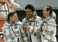 Meski konflik berkecamuk di negaranya, Afghanistan ternyata pernah mengirimkan warganya ke antariksa. Pria itu adalah Abdul Ahad Mohmand (di tengah) pada 1988 silam melalui misi Mir EP-3 .