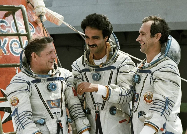 Abdul Ahad Mohmand Meski konflik berkecamuk di negaranya, Afghanistan ternyata pernah mengirimkan warganya ke antariksa. Pria itu adalah Abdul Ahad Mohmand (di tengah) pada 1988 silam melalui misi Mir EP-3 .