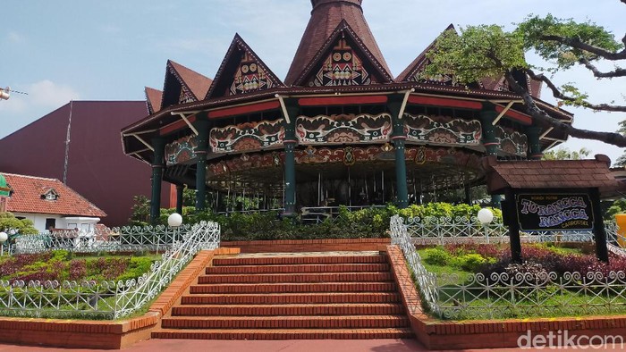 Konferensi pers di Balai Kota Dunia Fantasi Ancol jelang Idulfitri, Senin (10/5).