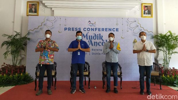 Konferensi pers di Balai Kota Dunia Fantasi Ancol jelang Idulfitri, Senin (10/5).