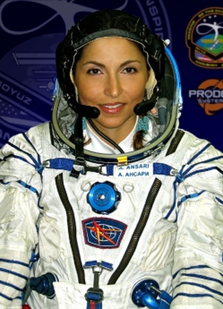 Lahir di Iran, tapi berpaspor Amerika Serikat menasbihkan Anousheh Ansari sebagai astronaut muslim wanita pertama yang bertugas di luar angkasa. Ia melakukannya pada September 2006.