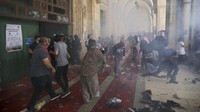  Seperti dilansir AFP, Senin (10/5/2021), laporan koresponden AFP menyebut ratusan orang melemparkan proyektil ke arah pasukan keamanan Israel, yang merespons dengan granat kejut, gas air mata dan peluru karet.  