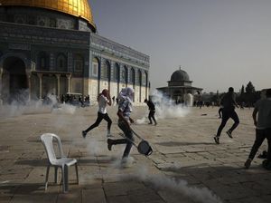 Polisi Israel-Warga Palestina Bentrok di Al-Aqsa Kala Gencatan Senjata