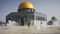 Bentrokan kembali pecah antara warga Palestina dan polisi Israel di dekat kompleks Masjid Al-Aqsa, Yerusalem, pada Senin (10/5) waktu setempat. Sejumlah orang dilaporkan luka-luka dalam bentrokan terbaru ini.  