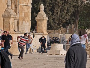 Ratusan Orang Luka-luka dalam Bentrokan Terbaru Dekat Al-Aqsa