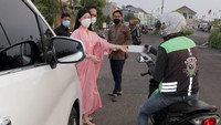 Klaviera Stephanie kebetulan memang tinggal di kawasan elite Jakarta Utara yang lokasinya tak jauh Kampung Nelayan, Muara Angke itu. Maka tak heran, kawasan kumuh itu menjadi salah satu tujuannya untuk mendulang berkah. Foto: dok. Pribadi