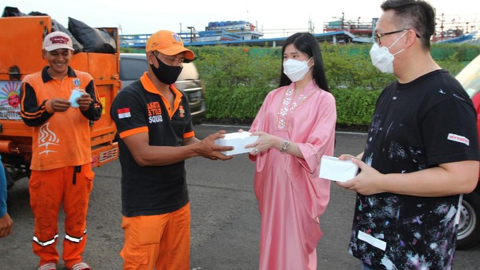 Berbagi Kebahagiaan untuk Para Pengguna Jalan Ramadhan menjadi ladang amal dan pahala bagi sebagian orang yang berkecukupan. Mereka berlomba-lomba berbuat kebaikan dan kebahagiaan terhadap sesama. Ini contohnya.